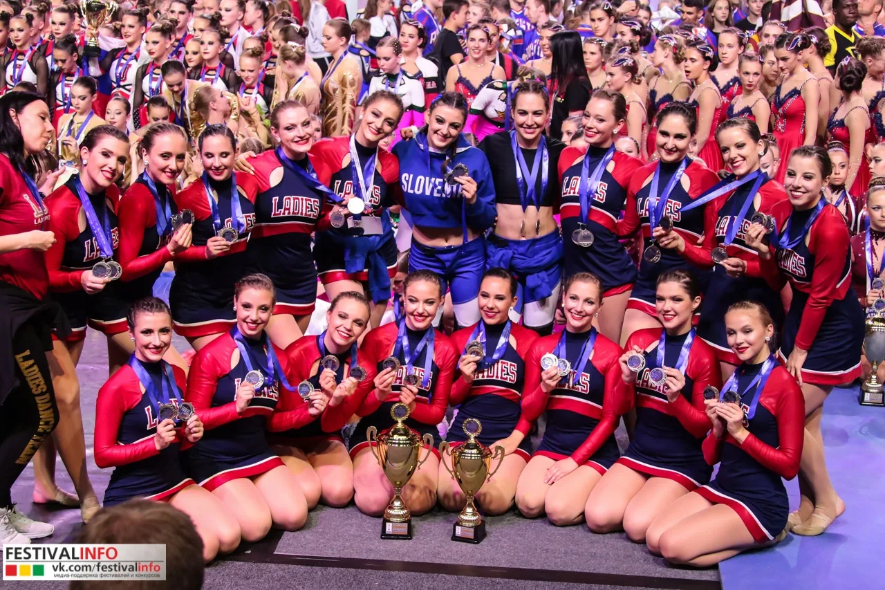 Команда Ladies с наградами в галерее победителей