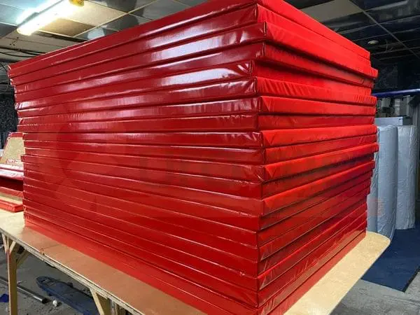 Стопка красных гимнастических матов на производстве Евромат, готовые к отгрузке