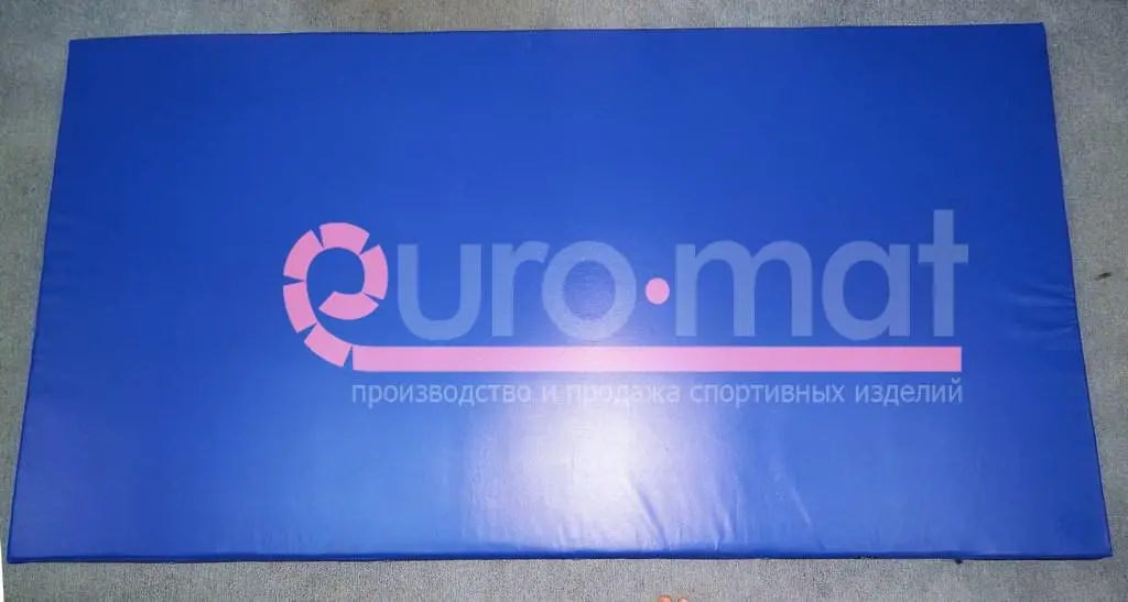 Синий гимнастический мат вид сверху на ковровом полу в квартире