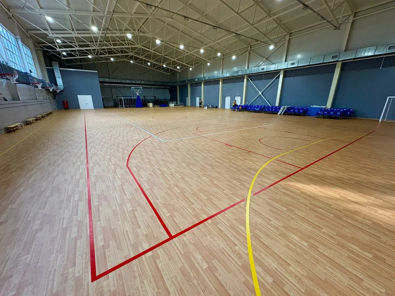 Очистка и грунтовка паркета для улучшения адгезии краски