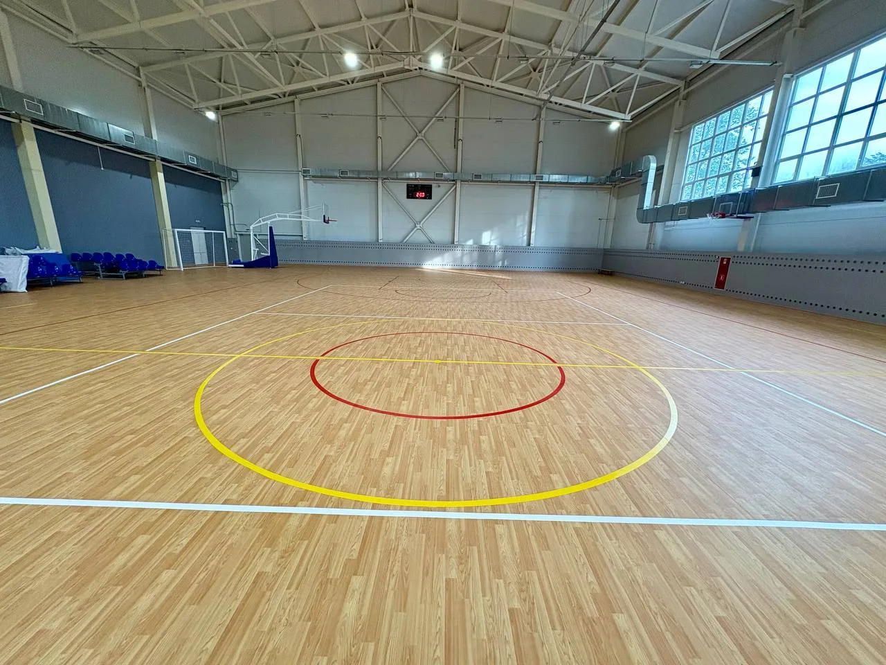 Инженер проводит замеры конструктивных элементов зала перед разработкой проекта