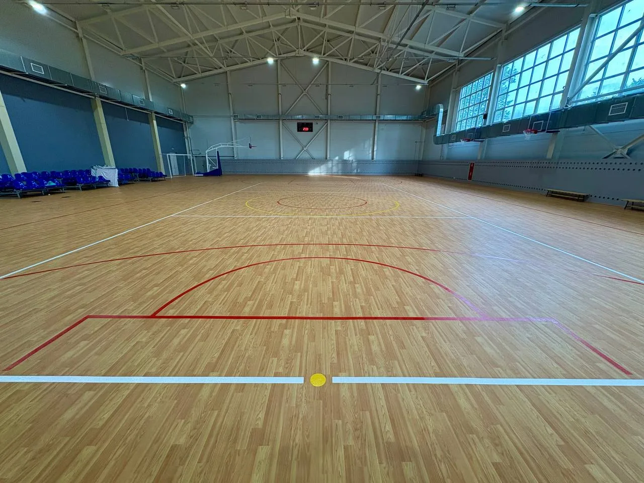 Процесс нанесения волейбольной разметки белой краской