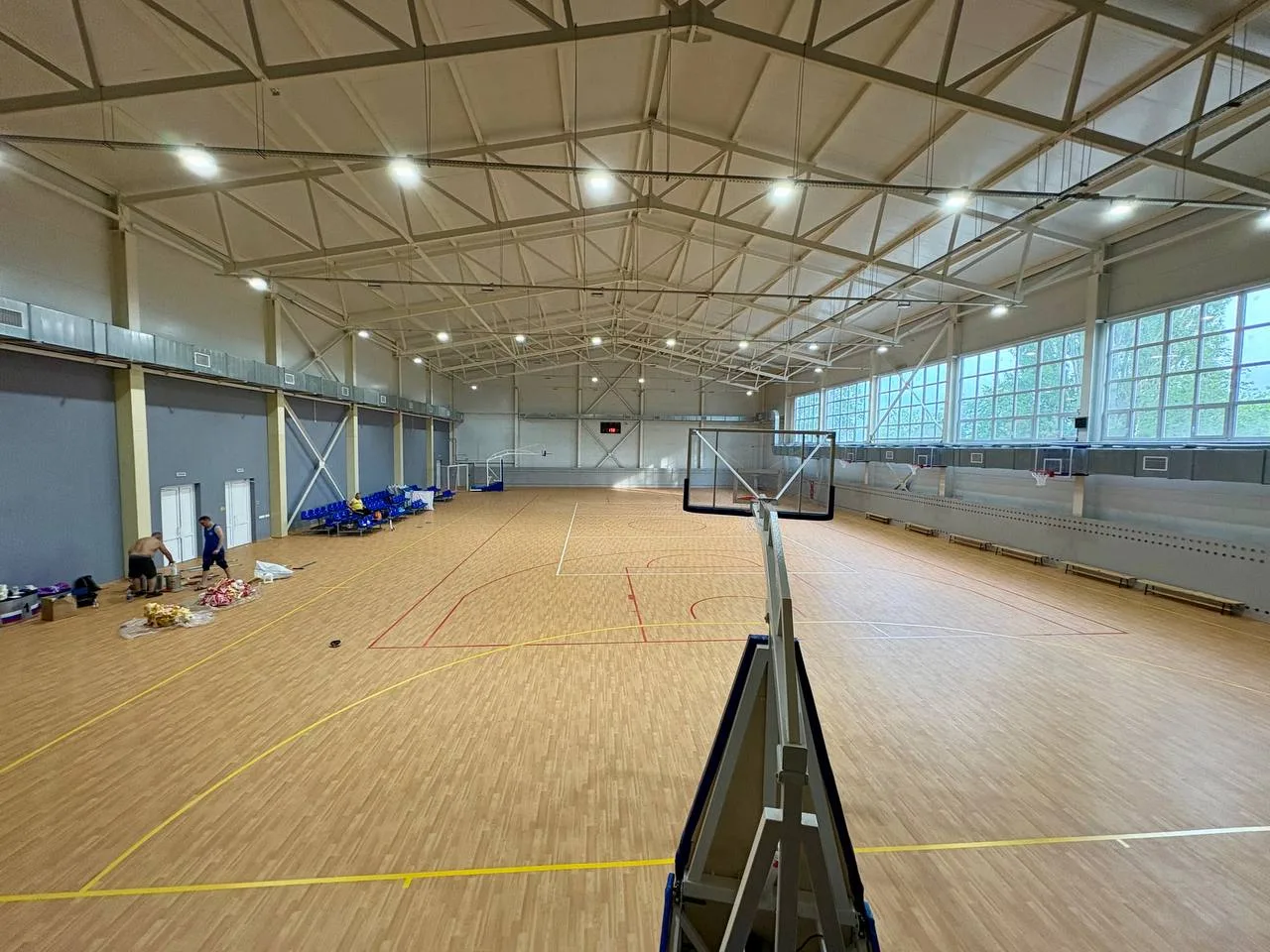 Волейбольная сетка и полностью размеченное волейбольное поле