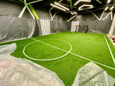 Готовое мини-футбольное поле Roll-Grass с белой разметкой и воротами в зале Одинцово