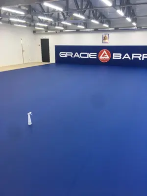 Синий ролл-мат и стеновой протектор с логотипом Gracie Barra в зале BJJ Севастополя