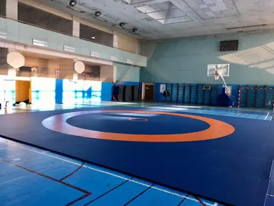 Синий ролл-мат с оранжевой разметкой UWW в спортзале института физкультуры МГПУ