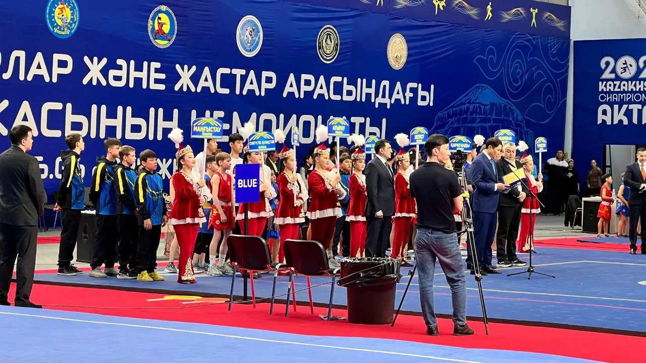 Церемония открытия ЧРК по ушу в Актау, спортсмены на синих и красных ролл-матах