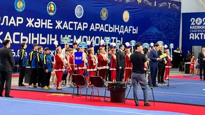 Церемония открытия ЧРК по ушу в Актау, спортсмены на синих и красных ролл-матах