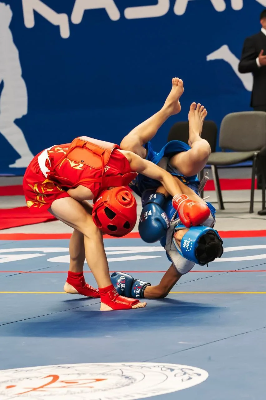 Вертикальный вид спортивного мата в спортзале