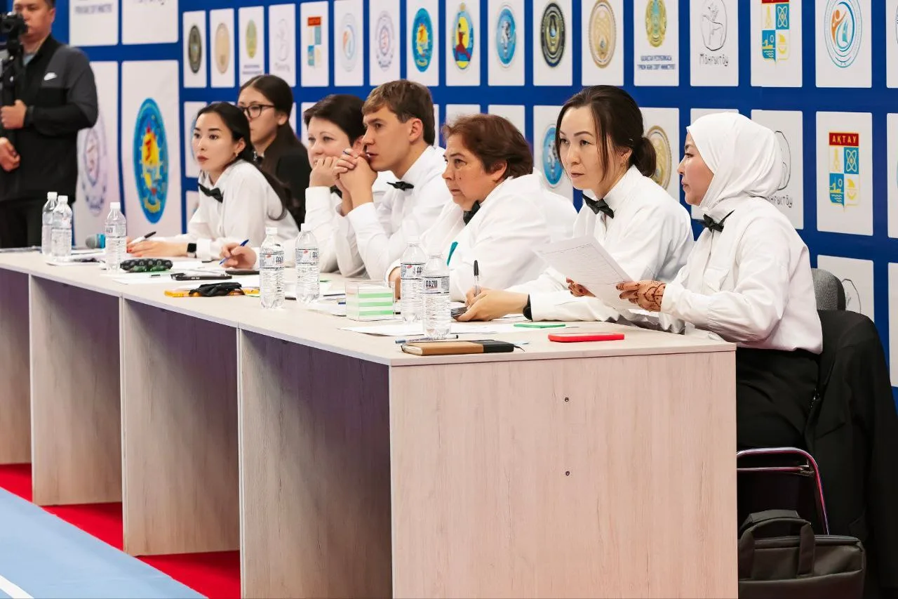 Спортсмены по ушу занимаются на ролл-матах