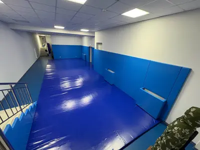 Готовый зал «Атом-Охрана» с синим напольным покрытием, синими протекторами и лестницей с защитой