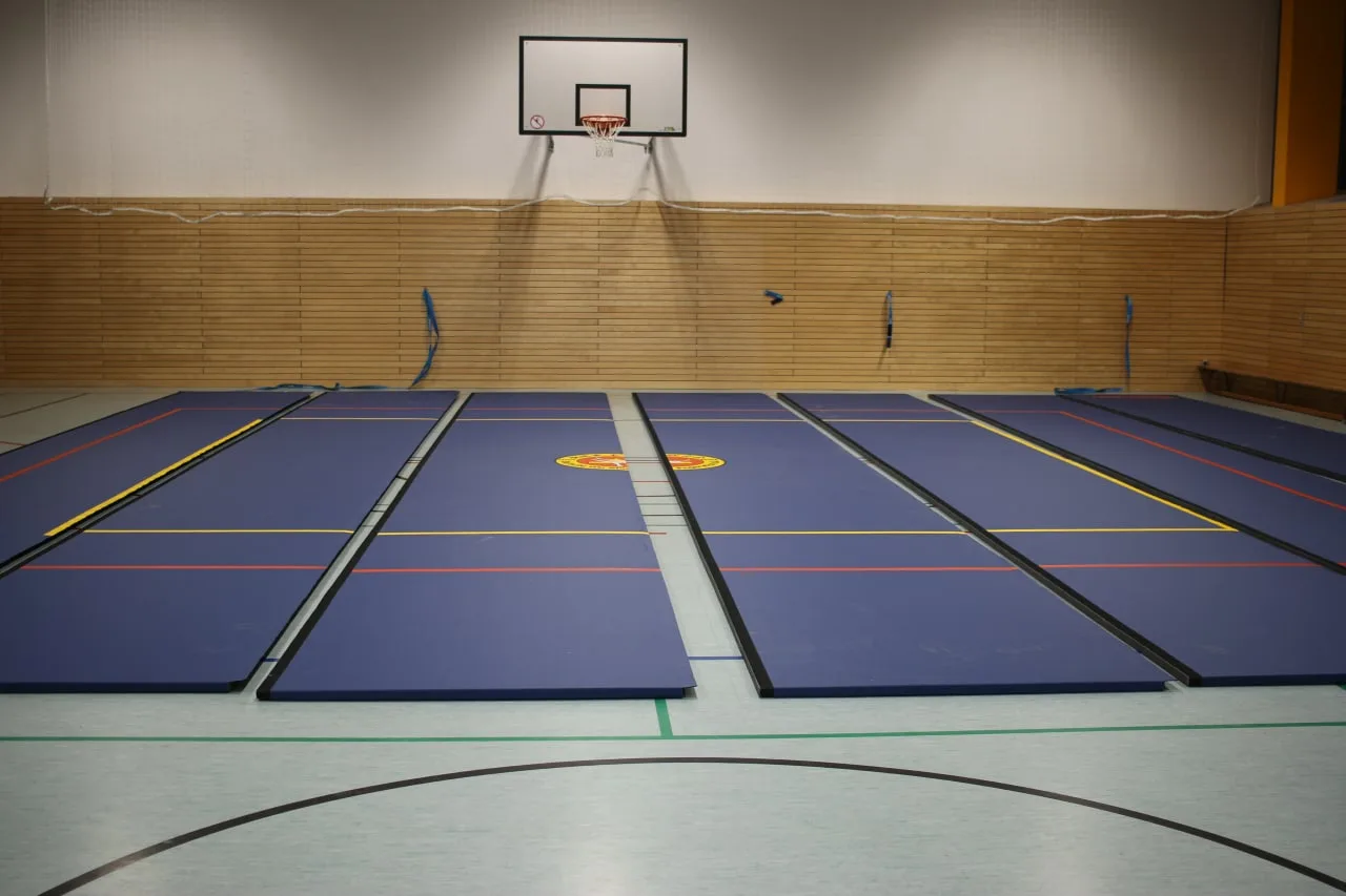 Близкий вид плотной поверхности EVA с белой разметкой