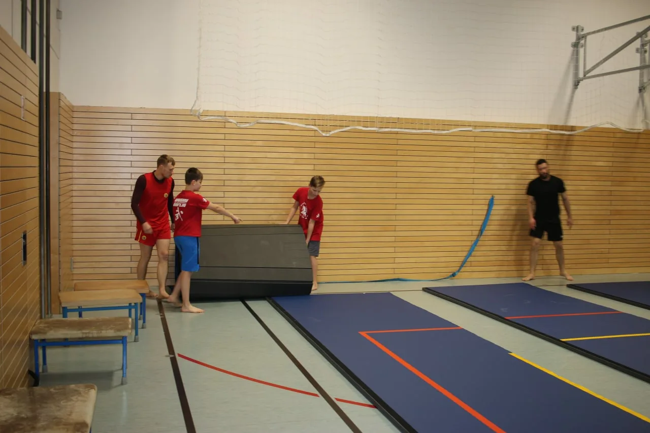 Завёрнутый синий ролл-мат в защитной плёнке, готов к отправке