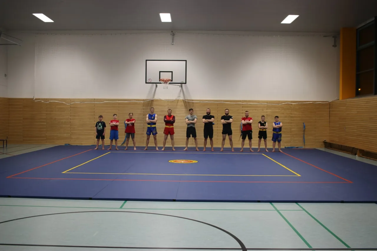 Защитная упаковка ролл-мата в грузовом контейнере перед отправкой