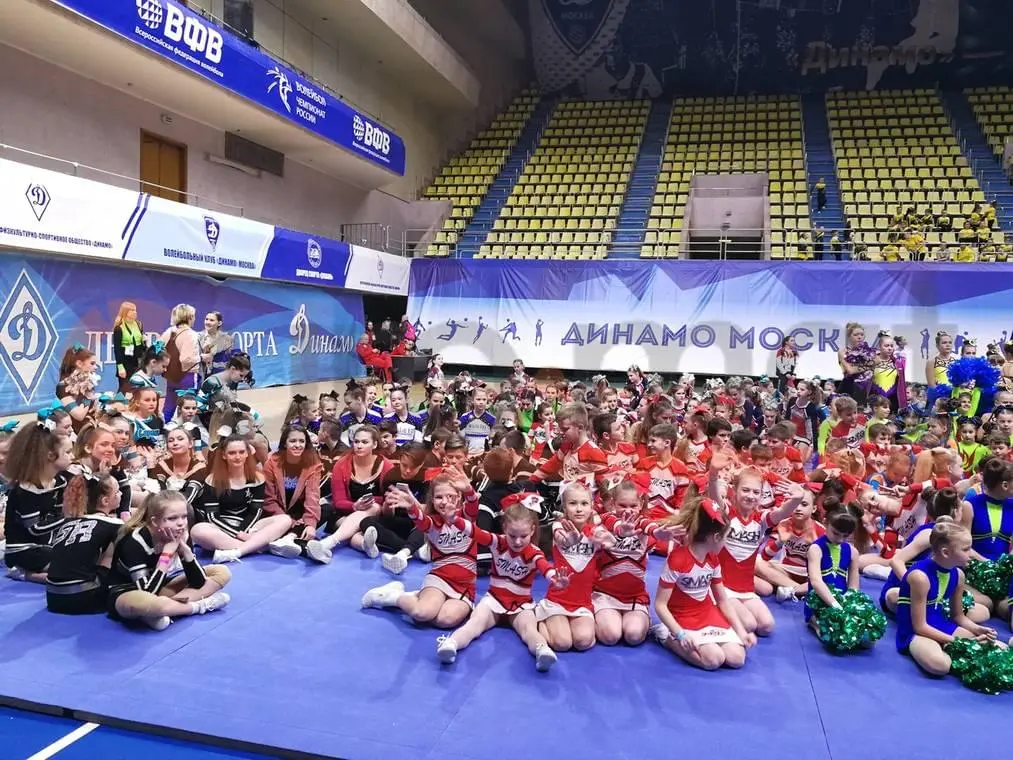 Участницы соревнований по чирлидингу на синих ролл-матах в Динамо Москва
