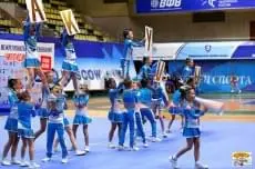 Выступление команды чирлидинга на синих ролл-матах на арене Динамо