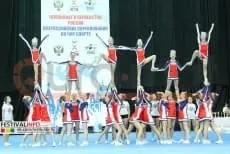 Ролл-маты на сцене чемпионата по чир спорту, команда в красно-белой форме