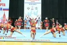 Ролл-маты на сцене чир спорта, команда РАНХИГС в красно-жёлтой форме