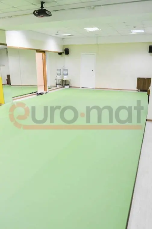 Светло-зелёный ролл-мат в зале с зеркальной стеной и проектором на потолке