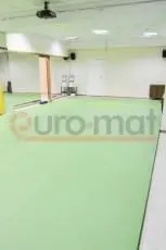 Светло-зелёный ролл-мат в зале с зеркальной стеной и проектором на потолке