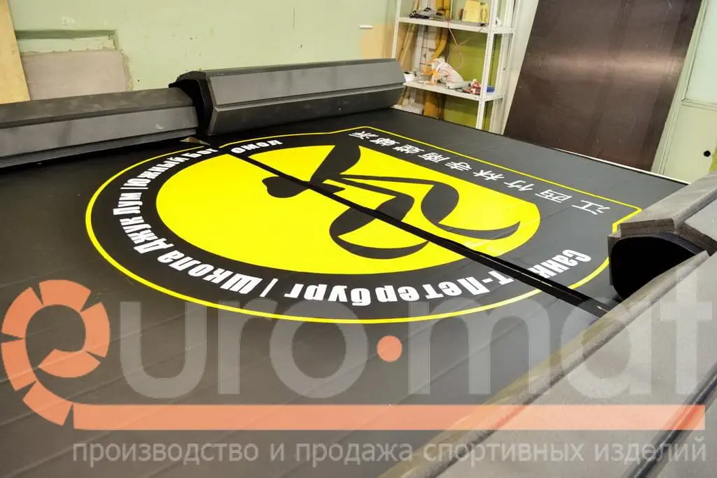 Ролл-мат с логотипом школы кунг-фу Джук Лум на производстве Евромат