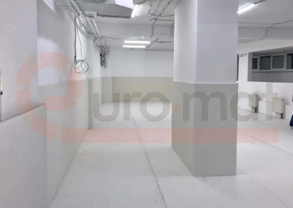 Белые ролл-маты на полу зала единоборств СК Roniks в Красногорске, бетонные колонны