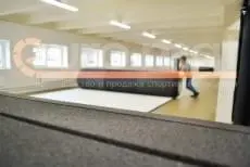 Раскатка чёрного ролл-мата с белым покрытием в бойцовском клубе