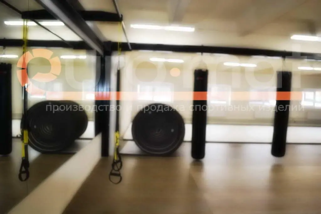 Чёрные ролл-маты в рулонах у зеркальной стены бойцовского клуба
