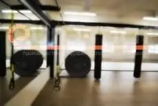 Чёрные ролл-маты в рулонах у зеркальной стены бойцовского клуба