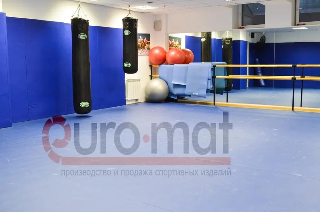 Голубые ролл-маты и синие стеновые протекторы в клубе FIT'N'FIGHT