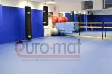 Голубые ролл-маты и синие стеновые протекторы в клубе FIT'N'FIGHT
