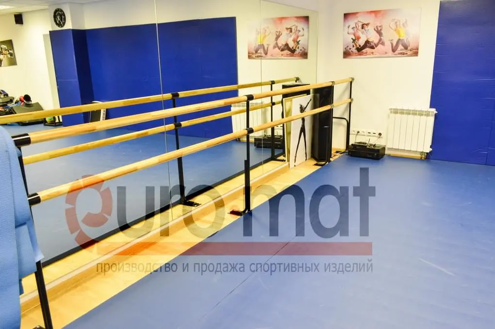 Ролл-маты голубые на полу и стеновые протекторы в зале FIT'N'FIGHT
