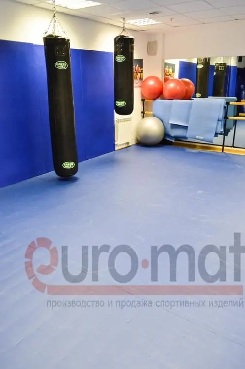 Голубое ролл-покрытие пола с боксёрскими грушами в клубе FIT'N'FIGHT