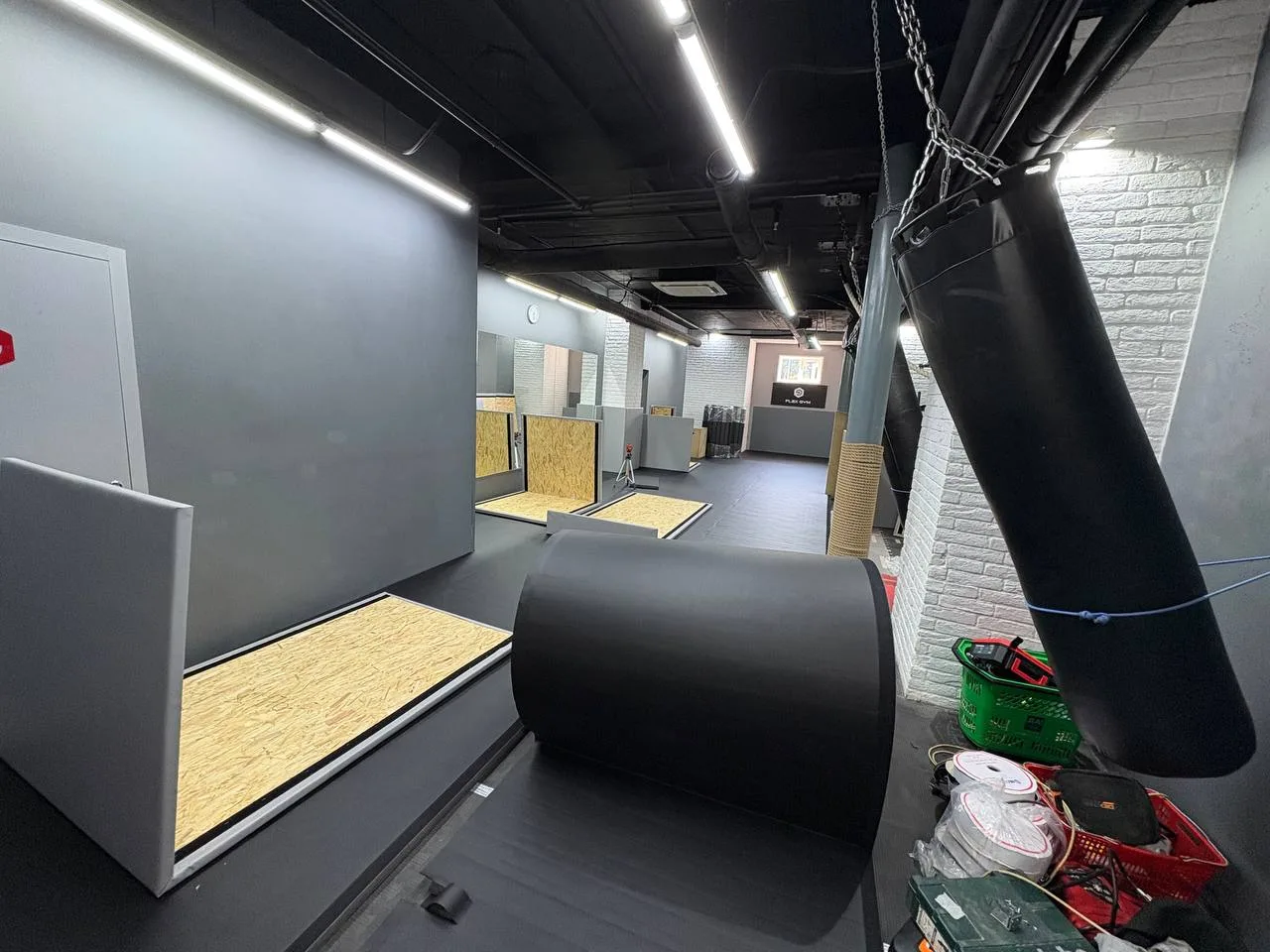 Рулоны серого ролл-мата перед началом укладки на OSB-основание