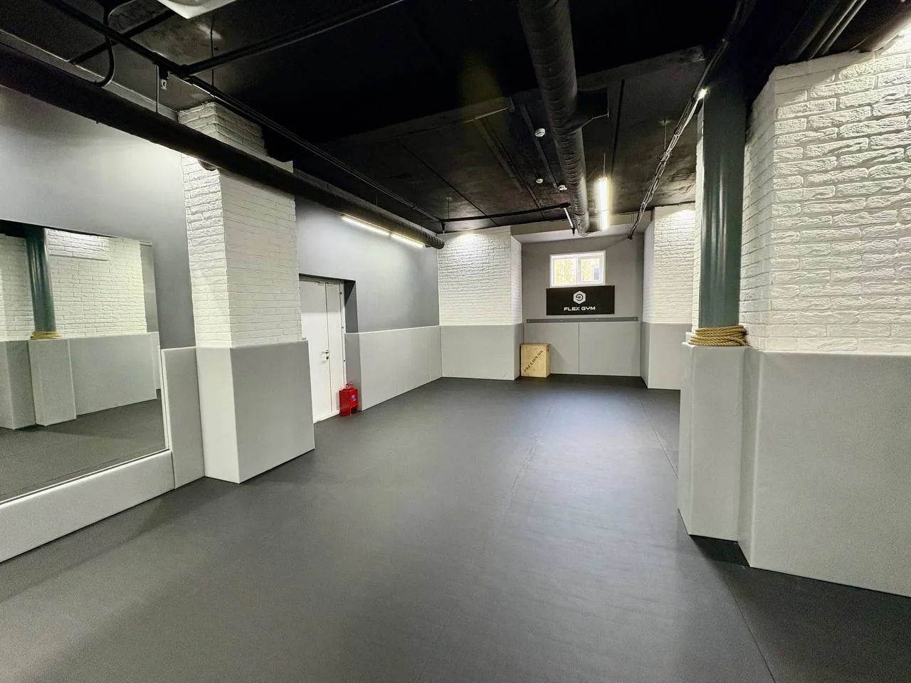 Готовый зал Flex Gym с серым ролл-матом на полу и протекторами на стенах