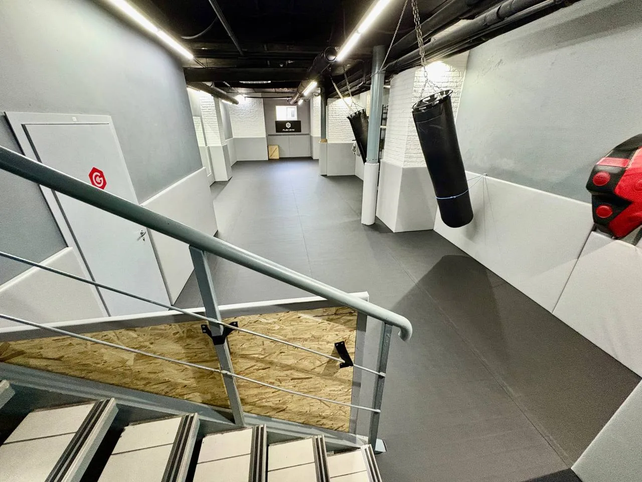 Панорамный вид тренировочного зала с верхней точки