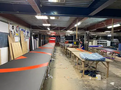 Ролл-мат для HAMMER FIT в процессе производства — серо-оранжевое покрытие на раскроечном столе