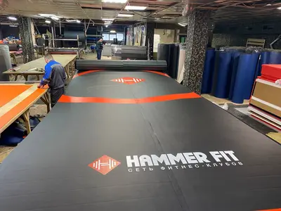 Готовый ролл-мат с логотипом HAMMER FIT на производстве Евромат