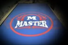 Синий ролл-мат с логотипом MASTER красно-белого цвета на производстве