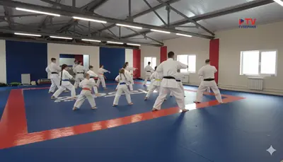 Тренировка каратистов на синем ролл-мате с красной разметкой в додзё «Победа» г. Воронеж