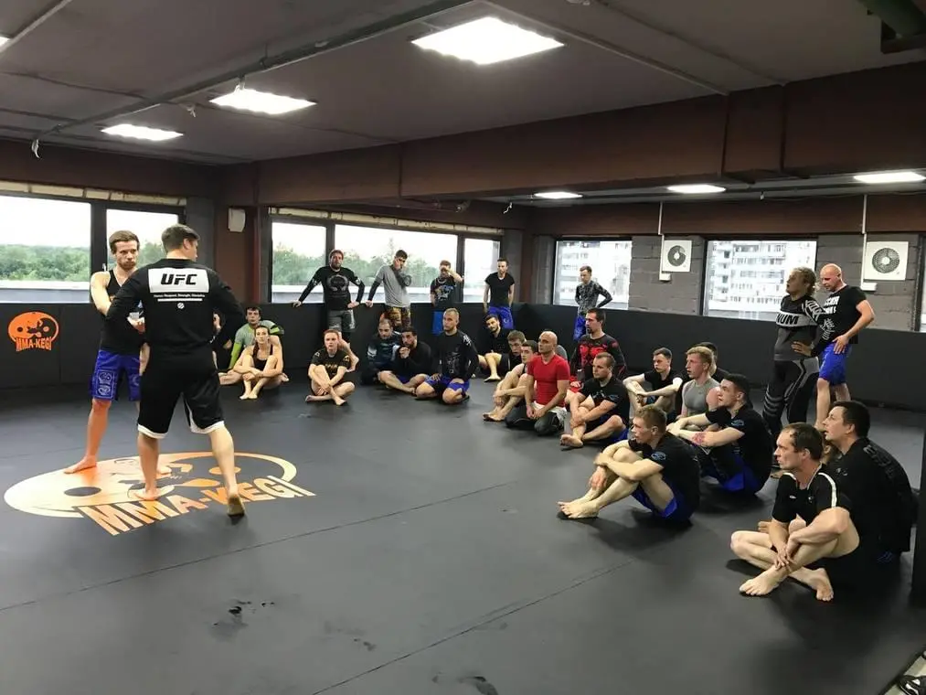 Чёрные ролл-маты с логотипом MMA Kegi, тренировка по ММА в зале клуба