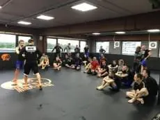 Чёрные ролл-маты с логотипом MMA Kegi, тренировка по ММА в зале клуба