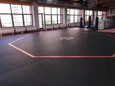 Чёрный ролл-мат с красной разметкой в Pride Club — боксёрский ринг, баннер #PRIDECLUB, тренажёры