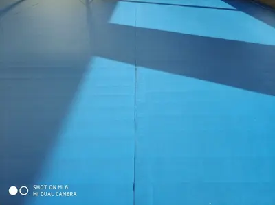 Крупный план поверхности синего ролл-мата eco-sport — текстура кожи и шов между дорожками