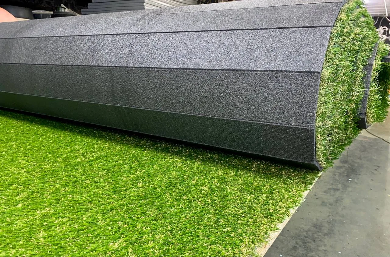 Чёрный ролл-мат с покрытием искусственная трава в частном зале Одинцово