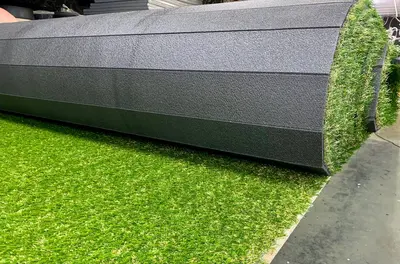 Чёрный ролл-мат с покрытием искусственная трава в частном зале Одинцово