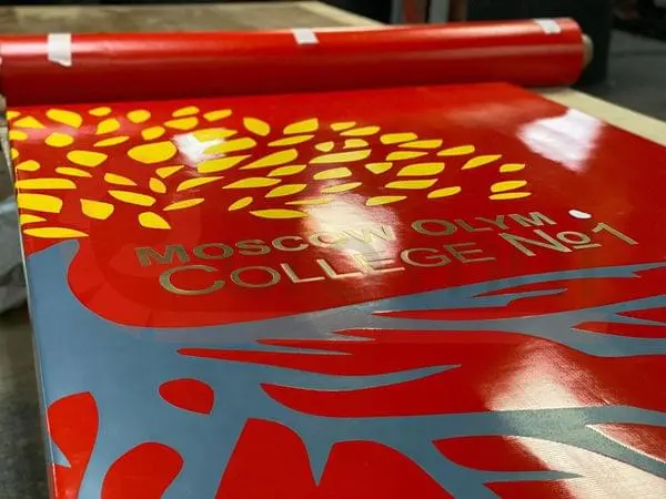 Красный ролл-мат с логотипом Moscow Olympic College №1 на производстве, печать по ПВХ