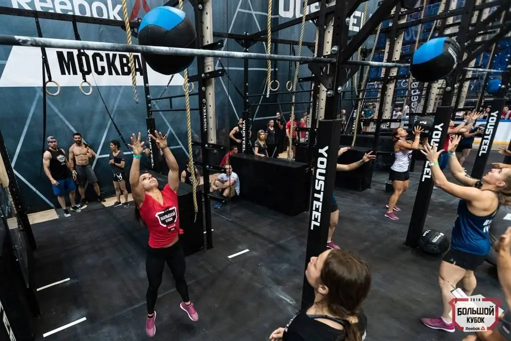 Ролл-маты на полу арены на Большом Кубке Reebok 2018 в Москве