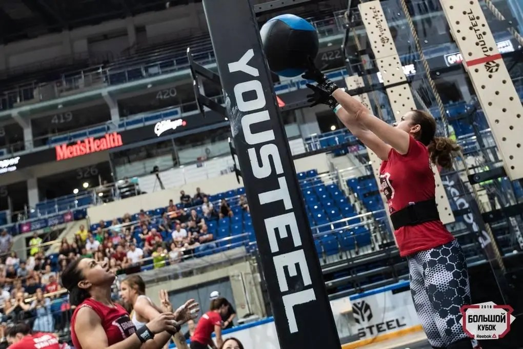 Спортсменка бросает мяч на соревнованиях Reebok 2018, чёрные ролл-маты на полу