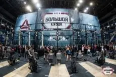 Панорама арены Большого Кубка Reebok 2018 с чёрными ролл-матами на полу